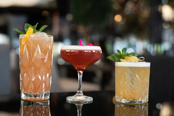 Bar tezgahında güzel bir alkollü kokteyl