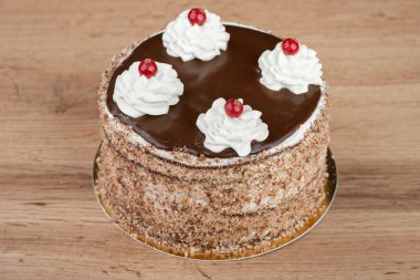 Kremalı ve kirazlı lezzetli tatlı pasta.