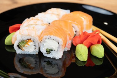 Lezzetli geleneksel Japon suşisi ve bir tabakta rulo