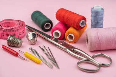 Pembe arka plan için çeşitli terzi aksesuarları ve araçları