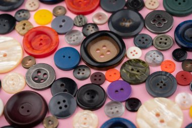 Pembe arka planda birçok farklı düğme