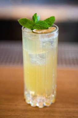 Bar tezgahında güzel bir alkollü kokteyl