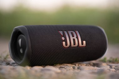 LVIV, UKRAINE - 8 Eylül 2023: JBL Flip 6 Black, taşınabilir bluetooth hoparlörü açık havada