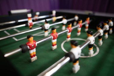 Sahadaki futbol figürlerinin yakın plan çekimi.