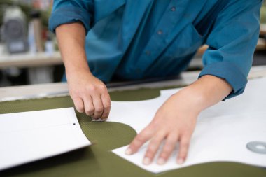 Elbise dikmek için üretimde kesilen kumaş parçaları.