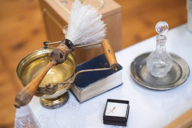 Ortodoks Ukrayna Kilisesine bir rahibin serpilmesi