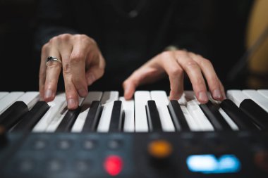 Piyano çalarken bir piyanistin ellerine yakın çekim