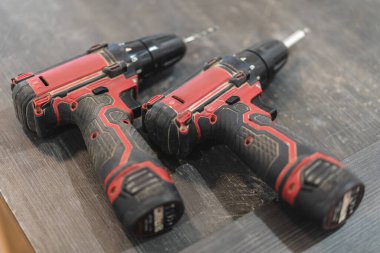 vida ve matkap için iki elektrikli tornavida veya matkap