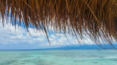 Güzel bir gemi mavi denizde seyrediyor.