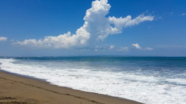 Denizin üzerinde kumlu bir sahilin güzel manzarası