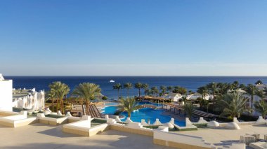 Deniz kenarında yüzme havuzları olan otelin güzel bölgesi.