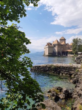Chillon Kalesi 'nin güzel manzarası gölün kıyısında.