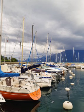 Güzel gemiler ve tekneler kıyıya yakın demirlemiş.