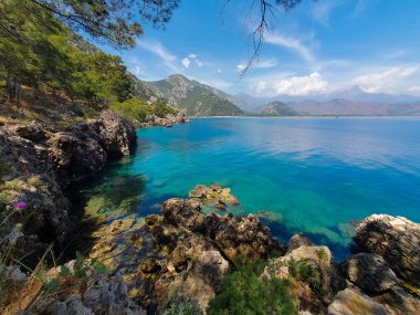 Dağların arka planına karşı denizin güzel manzarası
