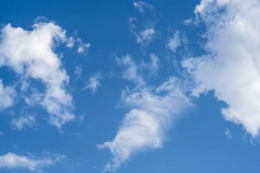 Mavi gökyüzünde güzel, kalın beyaz bulutlar