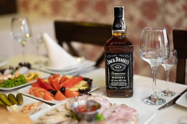 Bir şişe ünlü viski Jack Dniel şenlik masasında.