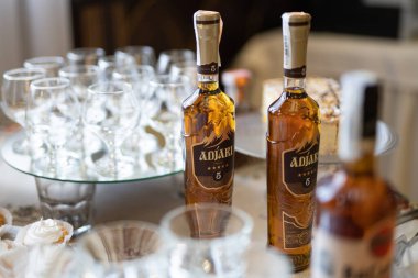 LVIV, UKRAINE - 28 Ekim 2023: festival masasında bir şişe Adjari konyağı 5 yıldız