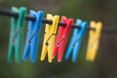 Yıkanmış giysiler için çamaşır mandallarının farklı renkleri