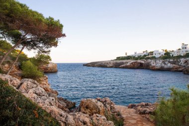 Ufukta kayalık bir sahilden güzel bir deniz manzarası