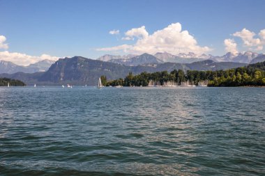 İsviçre 'deki dağların arka planına kıyasla gölün güzel manzarası