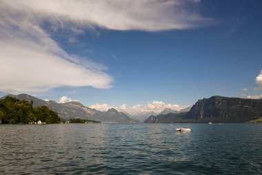 İsviçre 'deki dağların arka planına kıyasla gölün güzel manzarası