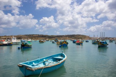 Güzel gemiler ve tekneler kıyıya yakın demirlemiş.