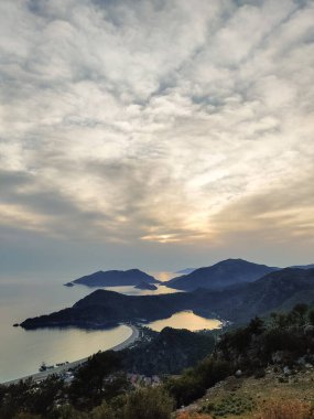 Babadag dağından Türkiye 'deki Oludeniz plajına kadar güzel bir manzara.