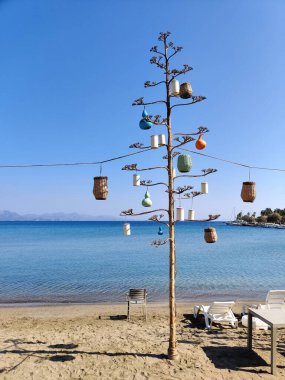 Türkiye sahilinde fener ve balkabaklarıyla süslenmiş dekoratif ağaç
