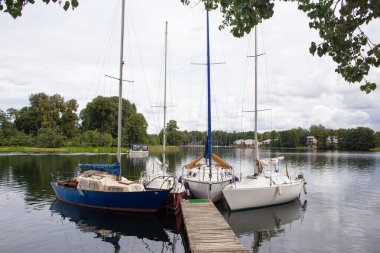 Güzel gemiler ve tekneler kıyıya yakın demirlemiş.