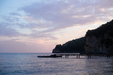 Dağların arka planına karşı denizin güzel manzarası