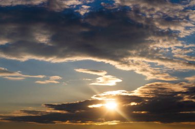 Güzel renkli gökyüzü ve gün batımında kalın bulutlar