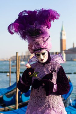 Venedik 'teki karnaval sırasında insanların üzerinde güzel Venedik maskeleri.