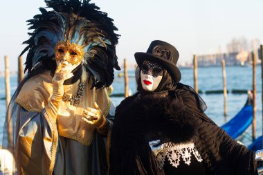 Venedik 'teki karnaval sırasında insanların üzerinde güzel Venedik maskeleri.