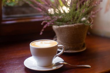 Masadaki restoranda bir fincan mis kokulu kahve.