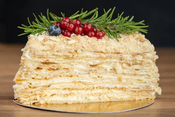 Frenk üzümü ve yaban mersinli lezzetli meyveli kek.