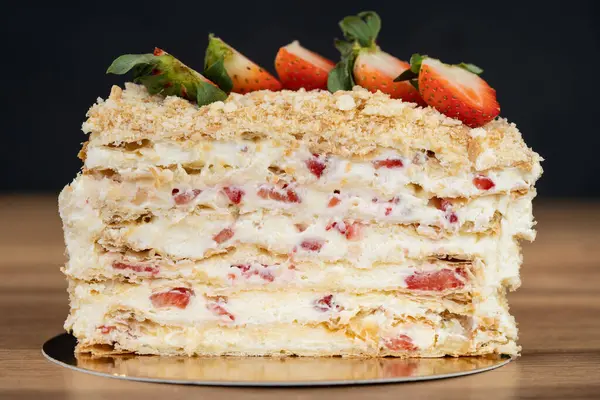 Çilekle süslenmiş taze meyveli kek.