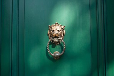 Kapıyı çalmak için metal aslan başı