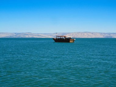 Güzel bir gemi mavi denizde seyrediyor.