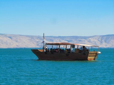 Güzel bir gemi mavi denizde seyrediyor.