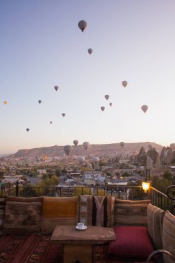 Aşk vadisinde Kapadokya dağlarında balonların güzel manzarası
