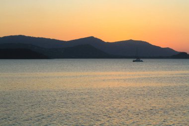 Güzel bir gemi mavi denizde seyrediyor.