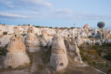 Aşk vadisinde Kapadokya dağlarında balonların güzel manzarası