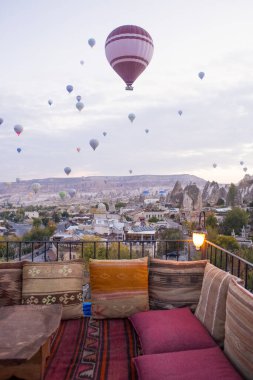 Aşk vadisinde Kapadokya dağlarında balonların güzel manzarası