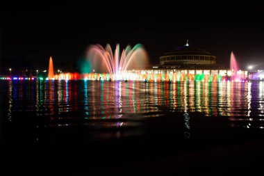 Geceleri Wroclaw 'daki güzel açık deniz çeşmeleri.