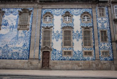 Portekiz 'de Igreja do Carmo kilisesinde mavi çizimlerle ön cephe