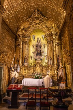 Portekiz 'de Igreja do Carmo kilisesinde altın madalyalı bir sunak.