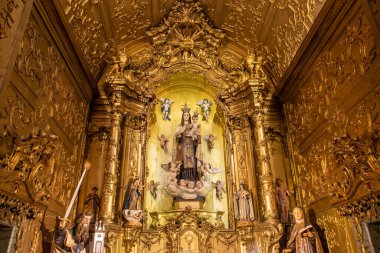 Portekiz 'de Igreja do Carmo kilisesinde altın madalyalı bir sunak.