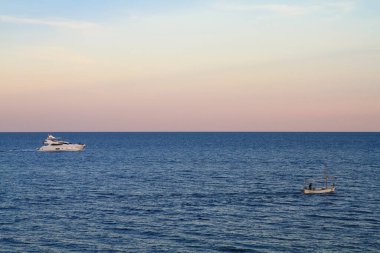 Güzel bir gemi mavi denizde seyrediyor.