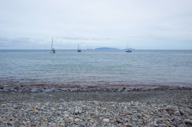 Güzel bir gemi mavi denizde seyrediyor.