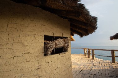 Gölün kıyısındaki bungalovlarda